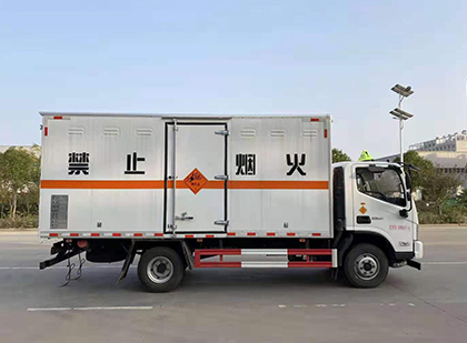 七叉镇爆破器材运输车