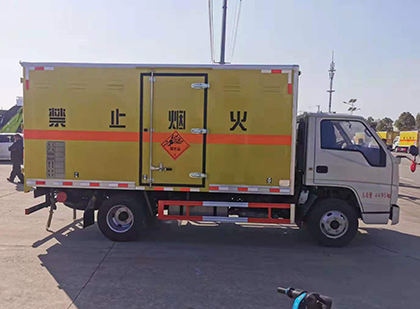 七叉镇爆破器材运输车