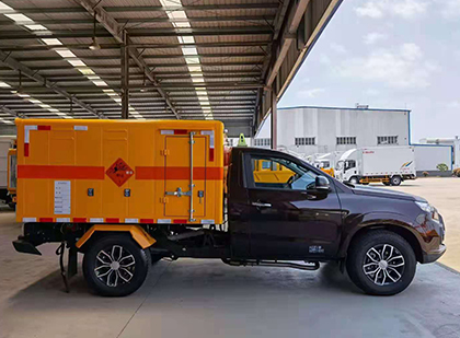 七叉镇爆破器材运输车