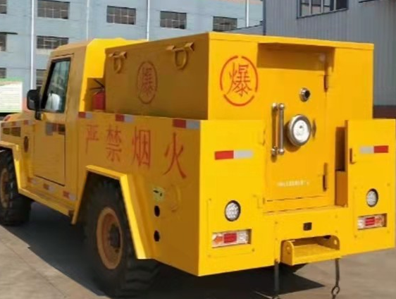 七叉镇凯龙爆破器材运输车：保障爆破任务的安全运行